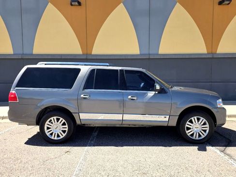 Used 2012 Lincoln Navigator L 4WD image 3