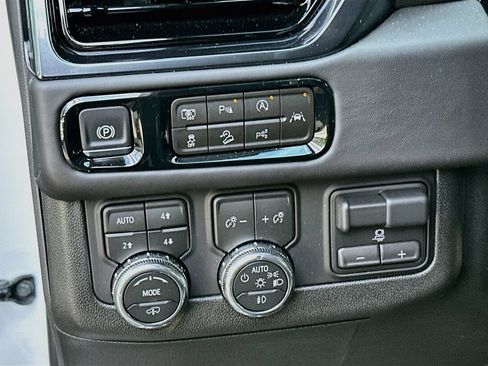 Used 2026 GMC Yukon AT4 Ultimate w/ LPO, Illumination Package AWD/4WD image 10