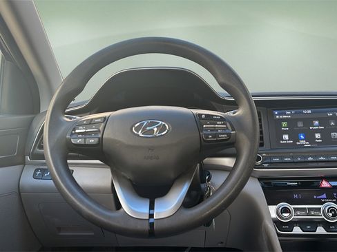 Used 2020 Hyundai Elantra SEL image 14