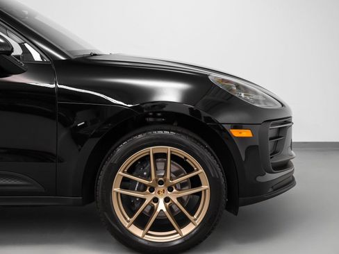 Certified 2025 Porsche Macan image 14