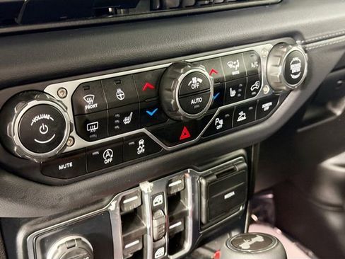 Used 2024 Jeep Wrangler Unlimited Sahara w/ Technology Group AWD/4WD image 16