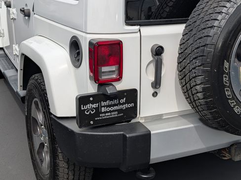 Used 2015 Jeep Wrangler Unlimited Sahara w/ Dual Top Group AWD/4WD image 17