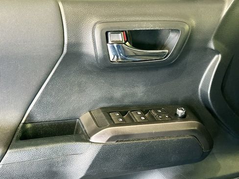 Used 2018 Toyota Tacoma TRD Sport w/ Technology Package AWD/4WD image 18