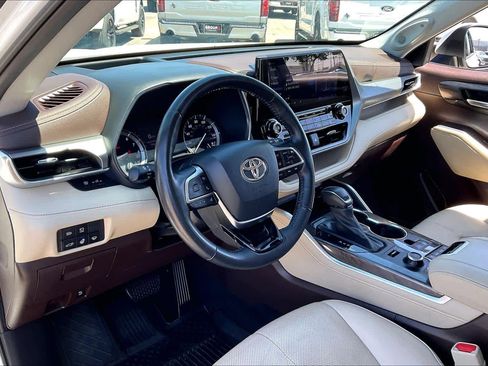 Used 2020 Toyota Highlander Platinum image 18