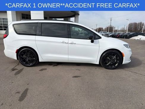 Used 2025 Chrysler Pacifica Limited image 15