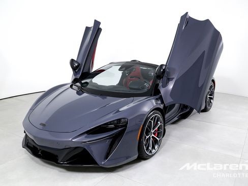 Used 2025 McLaren Artura Spider image 6