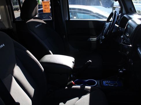 Used 2017 Jeep Wrangler Unlimited Rubicon image 4