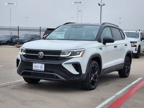 New 2024 Volkswagen Taos SE image 2