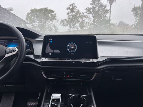 Used 2025 Volkswagen Atlas Cross Sport SE image 18