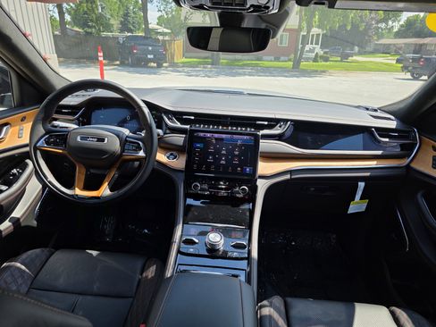 Used 2023 Jeep Grand Cherokee Summit image 17