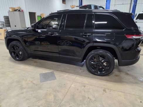 Used 2023 Jeep Grand Cherokee Altitude AWD/4WD image 5