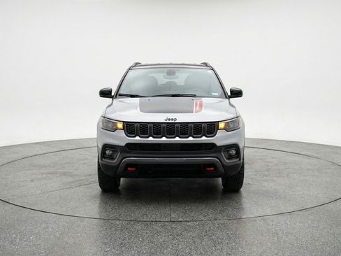 Used 2025 Jeep Compass Trailhawk AWD/4WD image 2