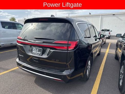 Used 2025 Chrysler Pacifica Select FWD image 5