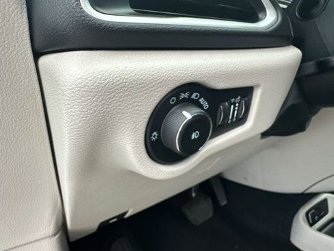 Used 2024 Chrysler Pacifica Touring-L image 26