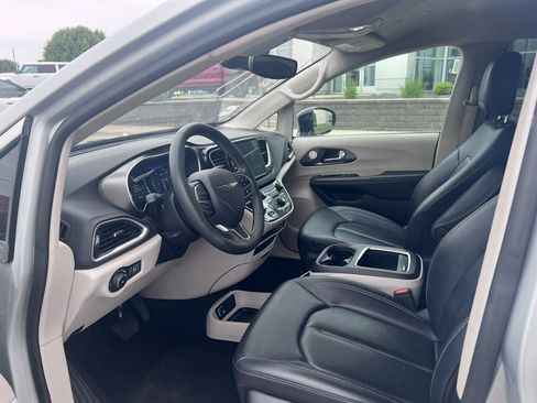 Used 2024 Chrysler Pacifica Touring-L FWD image 9