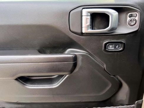 Certified 2022 Jeep Gladiator Willys image 17