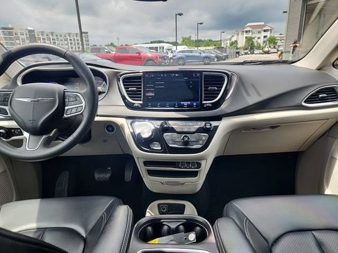Used 2023 Chrysler Pacifica Touring-L FWD image 8