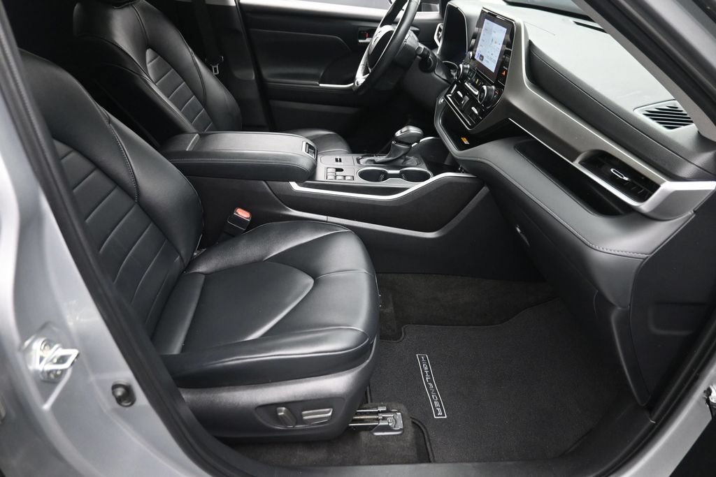 Used 2023 Toyota Highlander XLE AWD/4WD image 9