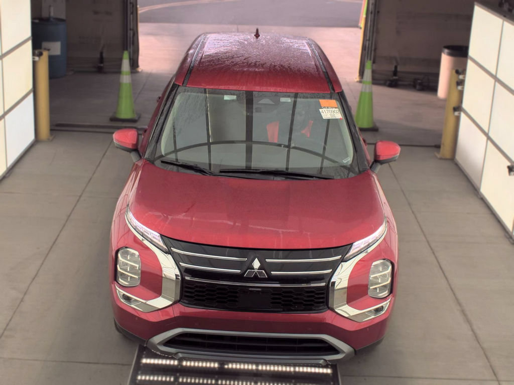 Used 2025 Mitsubishi Outlander SE FWD image 2