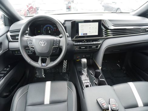 Used 2025 Toyota Camry SE FWD image 2