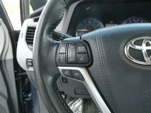Used 2015 Toyota Sienna XLE FWD image 19