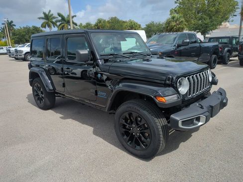 Used 2025 Jeep Wrangler Unlimited Sahara w/ Safety Group AWD/4WD image 2