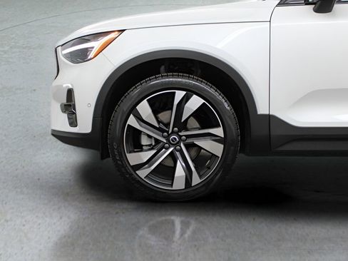 Certified 2025 Volvo XC40 B5 Ultra AWD/4WD image 9