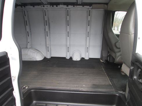 Used 2017 Chevrolet Express 2500 image 17