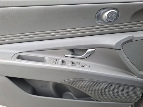 Used 2025 Hyundai Elantra SEL image 13