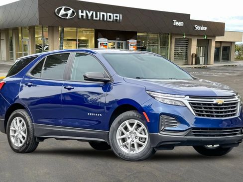 Used 2023 Chevrolet Equinox LS w/ LS Convenience Package AWD/4WD image 2