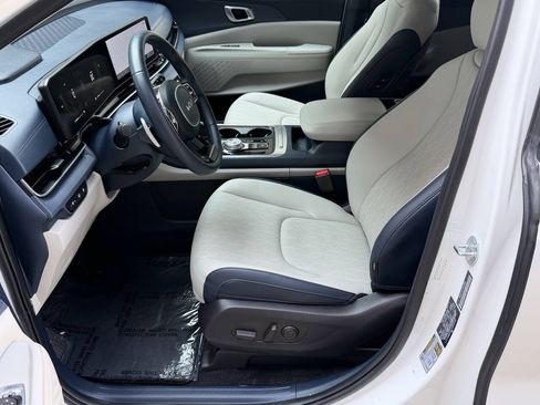Used 2025 Kia Carnival EX FWD image 16