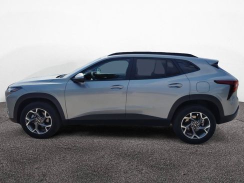 Used 2025 Chevrolet Trax LT FWD image 4