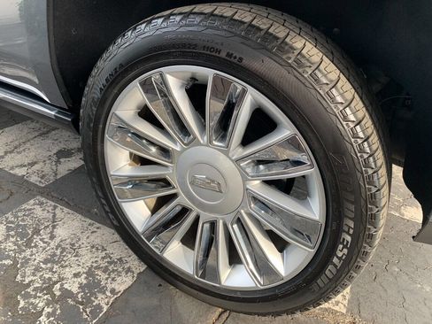 Used 2018 Cadillac Escalade Platinum RWD image 5