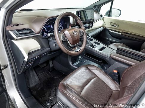 Used 2023 Toyota Sienna Platinum image 10