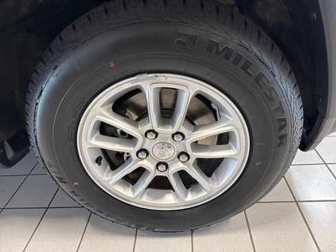 Used 2018 Jeep Grand Cherokee Laredo AWD/4WD image 9