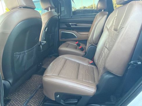 Used 2022 Kia Telluride SX w/ SX Prestige Package AWD/4WD image 9