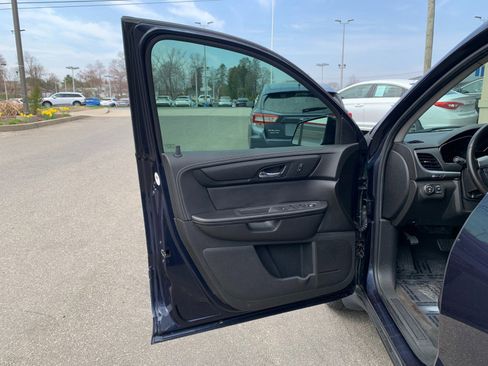 Used 2017 Chevrolet Traverse LT w/ Style and Technology Package image 12