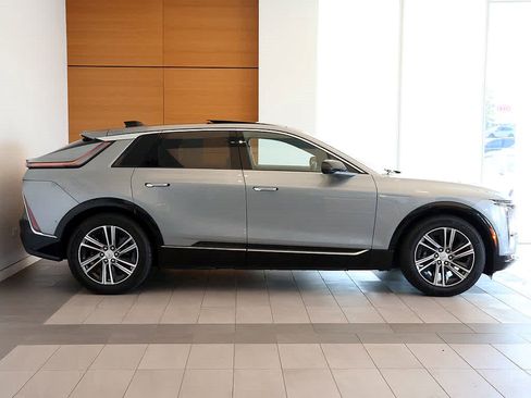 Used 2024 Cadillac Lyriq Luxury AWD/4WD image 6
