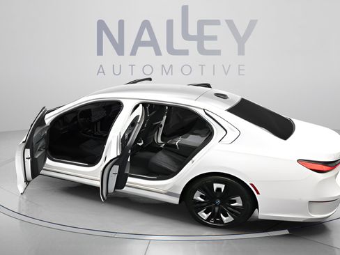 Used 2023 BMW i7 xDrive60 AWD/4WD image 9