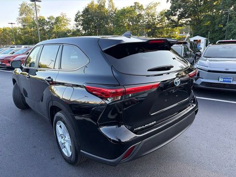 Used 2023 Toyota Highlander LE FWD image 4
