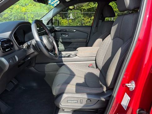 Used 2025 Honda Pilot Sport image 11