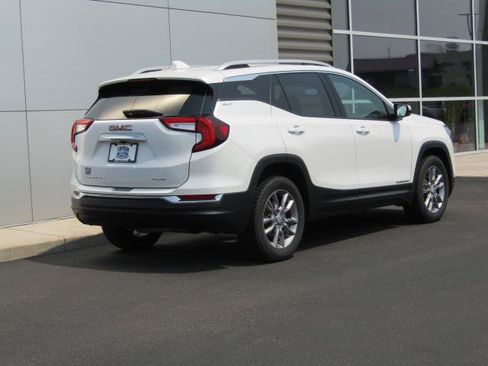 Used 2022 GMC Terrain SLT w/ LPO, Floor Liner Package AWD/4WD image 8