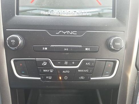 Used 2020 Ford Fusion SE image 28