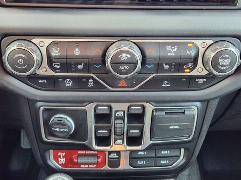Used 2024 Jeep Gladiator Mojave w/ Technology Group AWD/4WD image 19