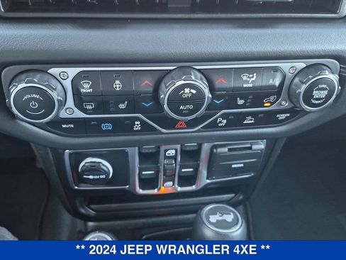 Used 2024 Jeep Wrangler Unlimited Sahara w/ Technology Group AWD/4WD image 25