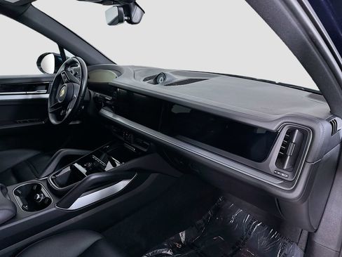 Used 2024 Porsche Cayenne image 31