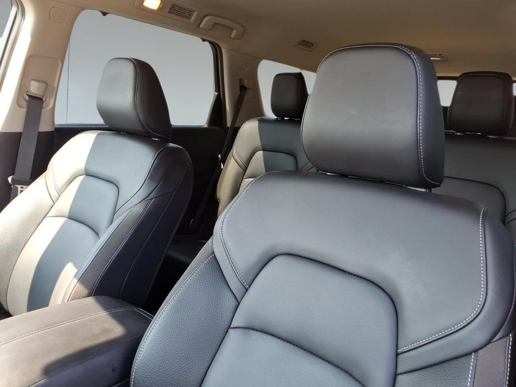Used 2025 Nissan Pathfinder SL AWD/4WD image 17
