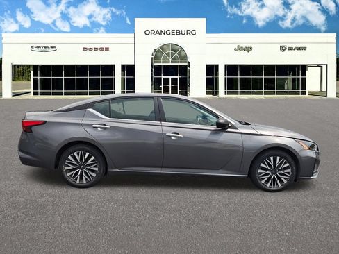 Used 2025 Nissan Altima 2.5 SV FWD image 10