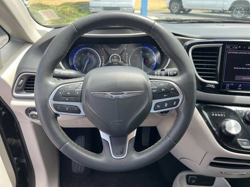 Used 2023 Chrysler Pacifica Touring-L FWD image 33