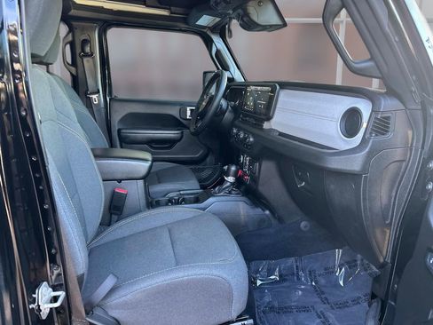 Used 2024 Jeep Wrangler Unlimited image 17